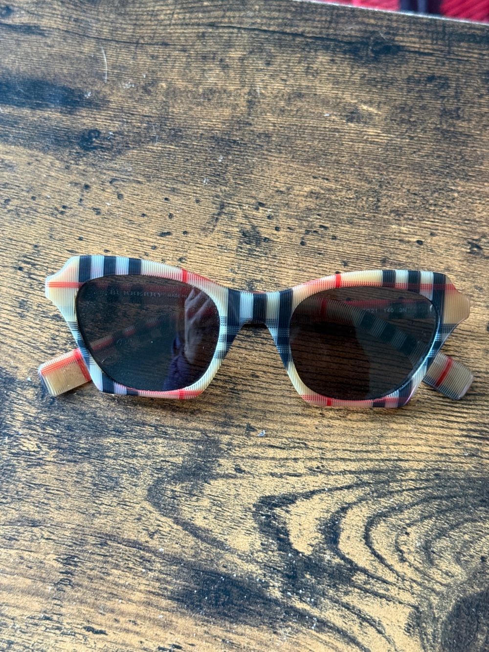 Striped Tartan Pattern Sunglasses - Black, Red, Cream